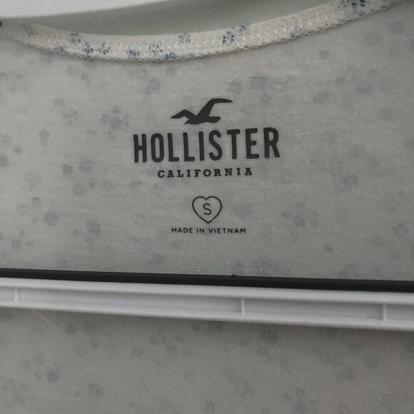 Ruched Floral Cap Sleeve Crop Top - Blue & White from Hollister - Picture 6 of 10